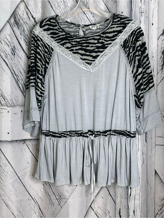 POL Tops - POL top grey bodice lace-trimmed V-neckline and zebra-print raglan sleeves S